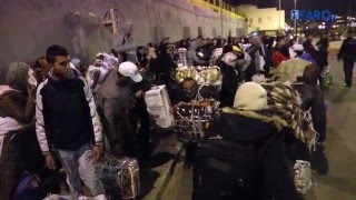 300 porteadores cruzan en avalancha la frontera Ceuta-Marruecos