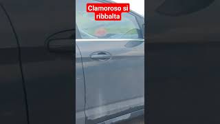 si ribalta con l'auto