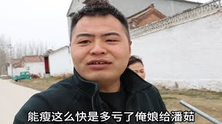 二两出院后连续暴瘦，老妈看在眼里疼在心里，蒸菠菜窝窝改善伙食