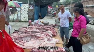 北京农村大集，黑猪肉卖的真火，400斤大猪一会抢光，不服不行