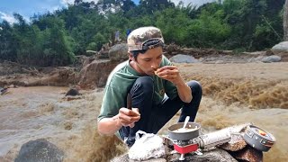 nekat masak di tengah aliran sungai  deras dengan sekil bobon santoso