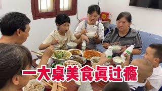 老婆工厂加班太累了，周末做一桌丰盛美食加餐，3兄弟吃过瘾了#vlog日常 #美食vlog #上海租房