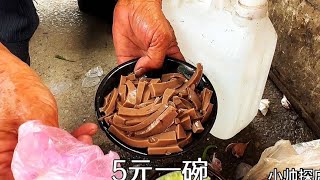 山东济宁“路边”小吃，做了60年，看着像山楂，5元一份