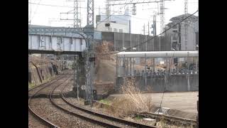 京阪電車が丹波橋駅に向かってゆっくり通過した後、高架の下を近鉄電車が通過-2022年3月30日