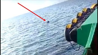 This Sailor Was Lost At Sea For 33 Days But When He Washed Ashore He Would Discover This Secret
