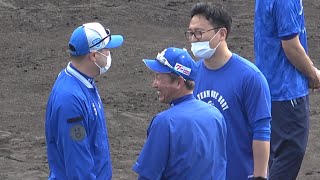 グラウンドで挨拶する立浪監督\u0026サムスンのパク監督 (2023/02/12)