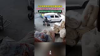 🇨🇳@NewsEarly YouTube#china 公交车转弯突然失控撞向路边，电线杆倒下瞬间女子快速躲避逃过一劫，初查事故系司机驾驶时分心导致#中国 #funny #shorts #cute