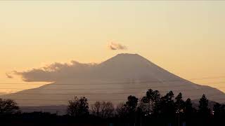 日暮れ空の月と富士山　２０２２１２２６