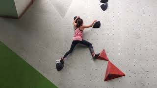 Boulderkid Lina beim King Louis Cup im Monkey Cage in Aschaffenburg.