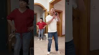 老婆竟然假裝出門套路我~ 🤣🤣 #comedy #funny #搞笑 #爆笑 #搞笑视频 #搞笑段子 #搞笑夫妻 #看一遍笑一遍  #shorts