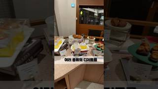 넓고 쾌적한 강남 카페 #호랑가시 에 다녀왔어요! 2층으로 올라가는 계단은 우드톤으로 앤티크🥰 했어요