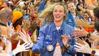 Femke Bol and Lieke Klaver, dancing Links Rechts🕺🇳🇱 TeamNL and Snollebollekes in AMAZING PARTY! 🎉😄