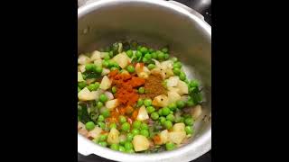 கல்யாண வீட்டு உருளைக்கிழங்கு பட்டாணி மசாலா / Potato Green Peas kootu curry  / aloo matar masala