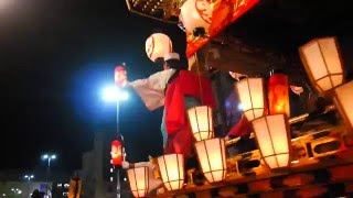 提灯灯した中町の屋台、御旅所めざし秩父駅前を巡行　秩父夜祭2015　大祭にて　埼玉県秩父市　00016