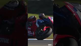 Tetsuta Nagashima wrangles the Honda around Phillip 😎 #AUSWorldSBK 🇦🇺