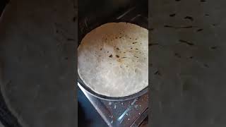 my mom making a jawar roti माझी आई भाकरी करताना #shorts #my_first_vlog #viral #mom #vlog #bhakari