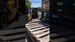 2 forklifts unloading 100 pallets