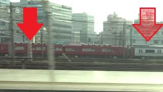 超高速でも赤い名鉄車両の停車が見える豊橋駅を通過していく東海道新幹線下りN700系のぞみの車窓