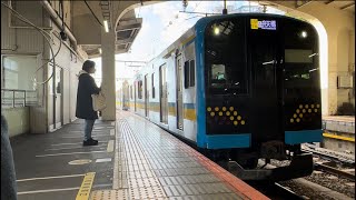 「本日運用開始‼︎」鶴見線用E131系1000番台【ナハT4編成(鎌倉車両センター中原支所所属)】が折り返し各駅停車弁天橋行きとして鶴見駅に到着するシーン‼︎