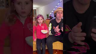 Giorgia fa scherzo calzino puzzolente a Papà Salvo! #salvoegiorgia #shorts