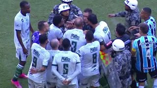 TEMPO FECHO! JUIZ APANHA EM CAMPO NO JOGO GRÊMIO X AVENIDA!