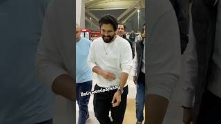 Pushpa jhukega nhi Salaa Allu Arjun snapped at Delhi Airport 🔥🔥 #tollywoodnews  #alluarjun #allu