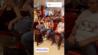 Luca Cocco di Ardauli con il suo organetto all'aeroporto di Bologna / Emilia Romagna 2024