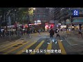 車cam︱尖沙咀男子疑心急望錯方向　衝紅燈跑過馬路遭的士撞傷｜01新聞｜突發｜車cam｜交通｜行人｜馬路