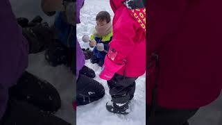 【インドア派の2歳11ヶ月の双子弟の雪遊び】ママのソリ滑りに付き合ってくれる【四人育児】