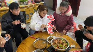 壮乡小妹家今晚吃大餐，老谭买来一大堆菜，还亲自下厨，看吃的啥【壮乡小妹】