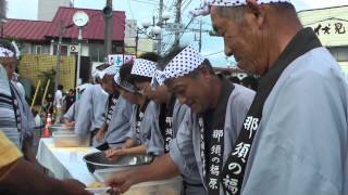 福原の餅つき唄パフォーマンス後のお餅に大行列！　与一まつり２０１３　2日目