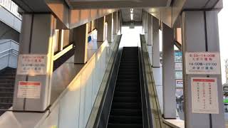 センター北駅前の屋外エスカレーター