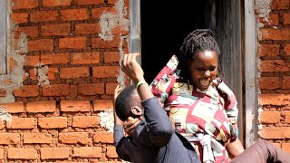 Ssemaka akiguddeko omukyaala bwanobye naye #Amutwaliddeko  #watch #funnyvideo #trendingvideo