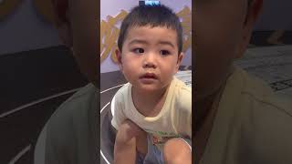 小五一：爸爸去拿车车🚗🚗🚗宝宝在这里等着🤣🤣 #cute #宝宝 #baby #大眼萌娃 #cutebaby #人類幼崽的800個心眼子 #funny #小眼睛 #babylove