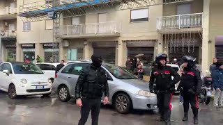 Messina Denaro portato via dai carabinieri fra gli applausi dei palermitani