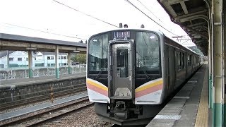 JR信越本線加茂駅に入線するE129系普通新潟行き