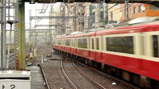 京急2100形　快特　生麦駅通過