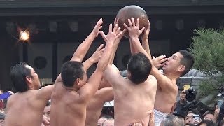 幸運授かる玉、締め込みで争奪　福岡・筥崎宮で玉せせり