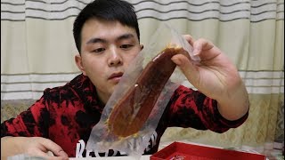 一个美食博主晚上起来找不到吃的，打开粉丝送的乌鱼子完全不会吃【vlog】