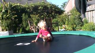 Nora Lynn op trampoline. Koprol