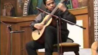 10-string Guitarist Perfecto De Castro performs Dyens \