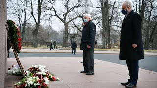 Valsts prezidents noliek ziedus pie Brīvības pieminekļa, pieminot komunistiskā genocīda upurus