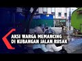 Aksi Warga Mancing Ikan di Kubangan Jalan Kota yang Rusak