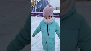 Зимние каникулы. Учимся кататься на коньках ⛸️🧊❄️ #коньки #каток  #спорт