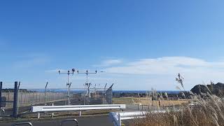 着陸するジェット旅客機が頭の真上を通過！（富士山静岡空港だいだらぼっち公園より）