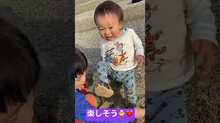 4歳1歳✴︎兄弟　クツに砂かけて遊んでる🤣❤️in海