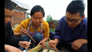 今天和儿子一起去砍竹子，自制美味竹筒饭，清香软糯真解馋