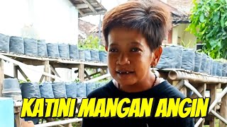 Mbak Mona ngobrol ngalor ngidul karo Katini embuh ngrembug opo sing penting gayeng