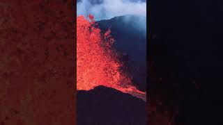 Le plus grand volcan au monde vient de se réveiller ! #shorts