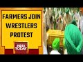 Farmers Join Wrestlers Protest | Clash With Police, Break Barricades